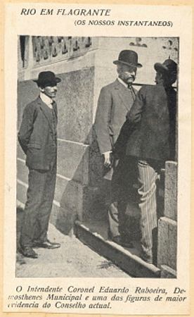 Recorte da Revista "FON FON", colado em cartolina, com legenda, p/b, mostrando Eduardo Raboeira em pé, no primeiro degrau.